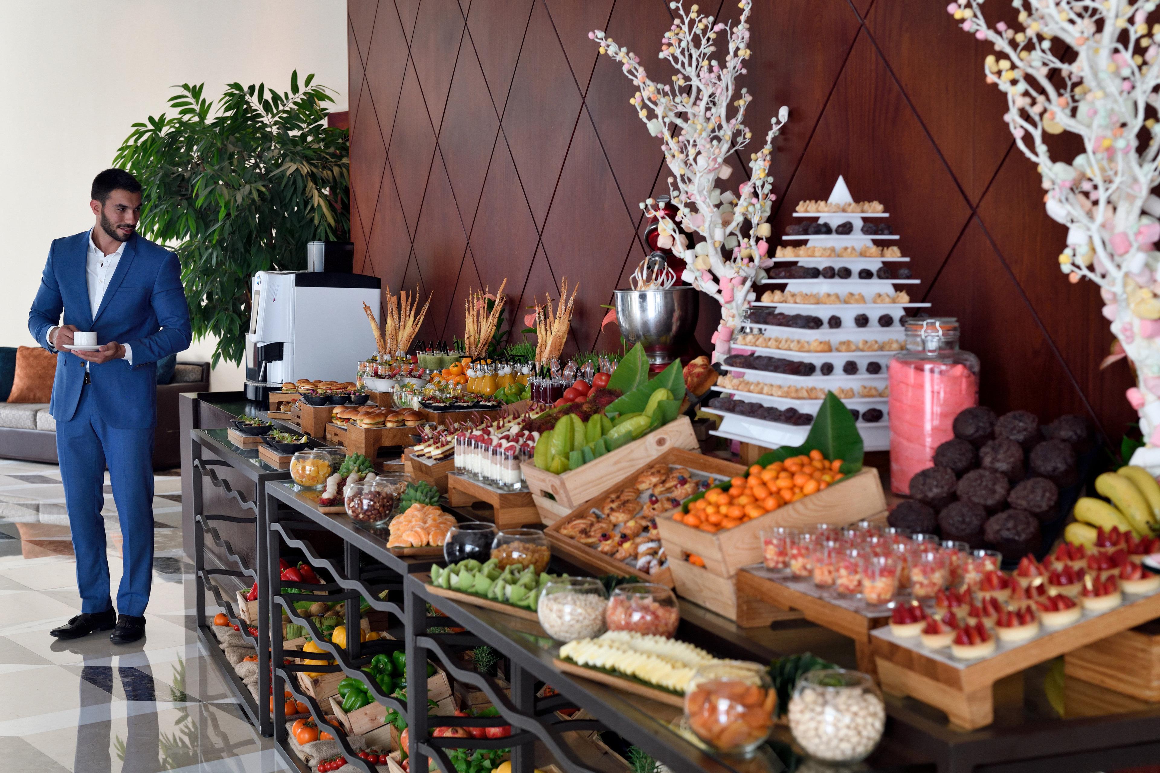 Intercontinental Abu Dhabi By Ihg Hotel Exterior foto A buffet at a hotel