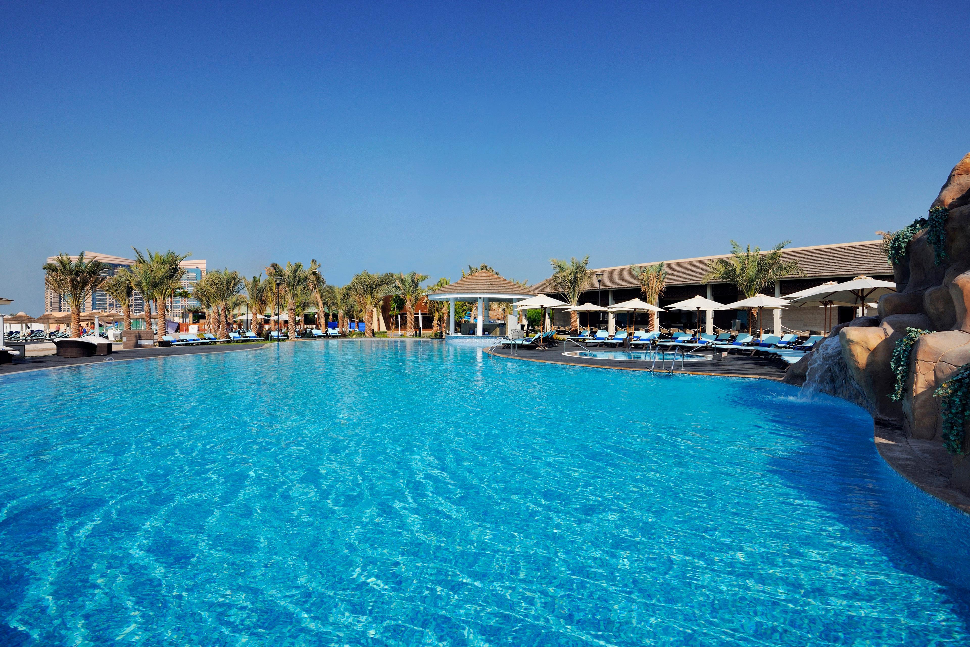 Intercontinental Abu Dhabi By Ihg Hotel Exterior foto The swimming pool at the resort