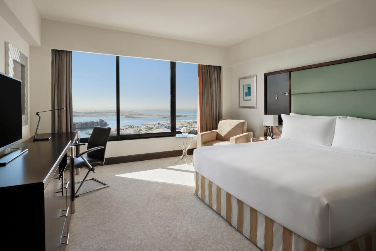 Intercontinental Abu Dhabi By Ihg Hotel Exterior foto A guest room at the Hilton San Diego Bayfront