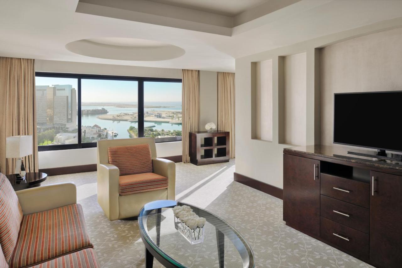 Intercontinental Abu Dhabi By Ihg Hotel Exterior foto A suite at the Hilton San Diego Bayfront