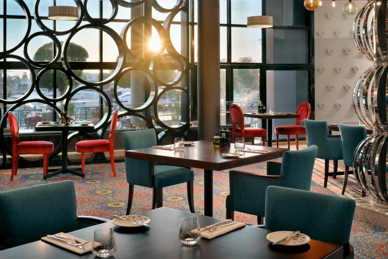 Intercontinental Abu Dhabi By Ihg Hotel Exterior foto The restaurant