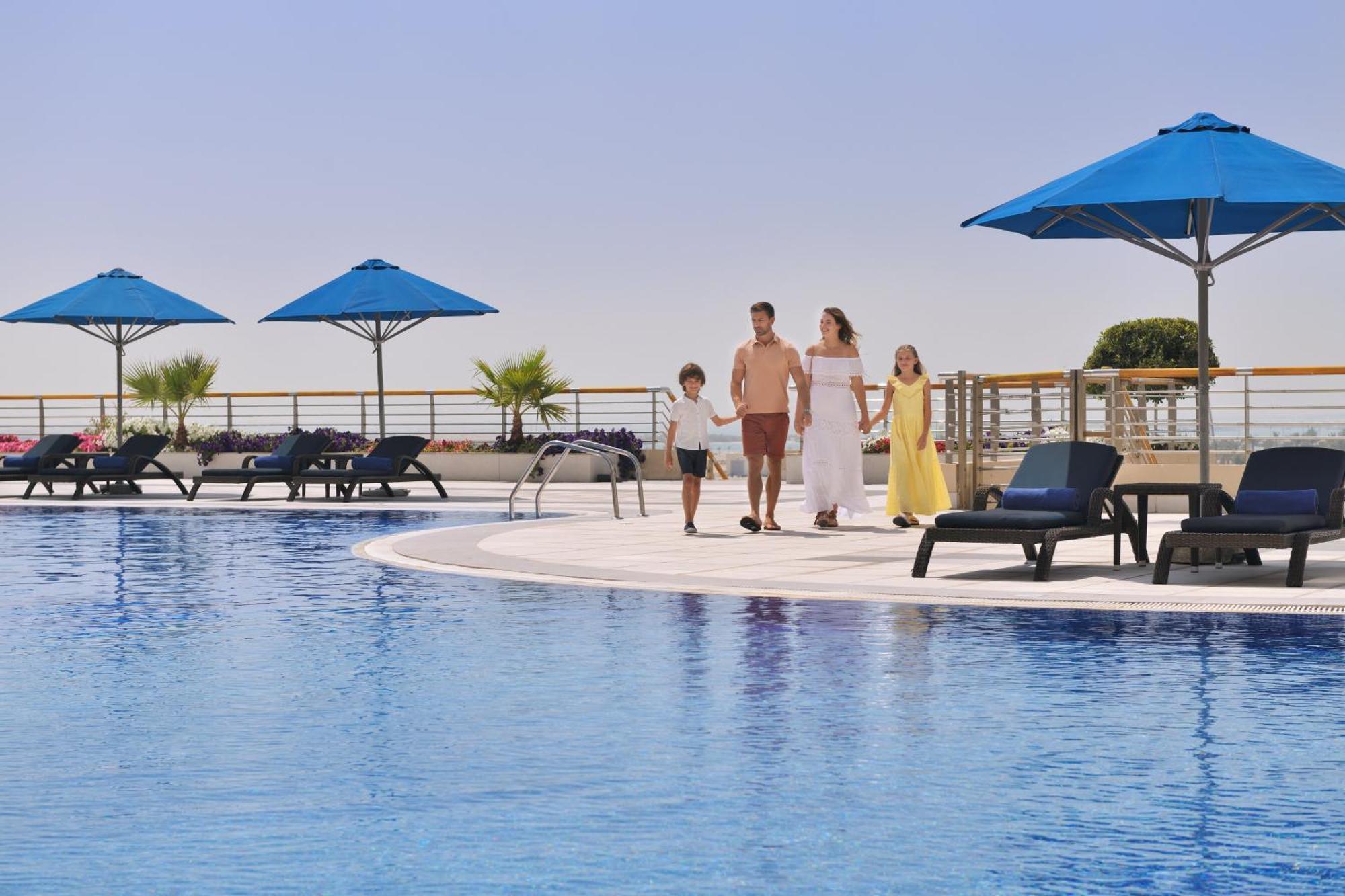 Intercontinental Abu Dhabi By Ihg Hotel Exterior foto The swimming pool at the hotel
