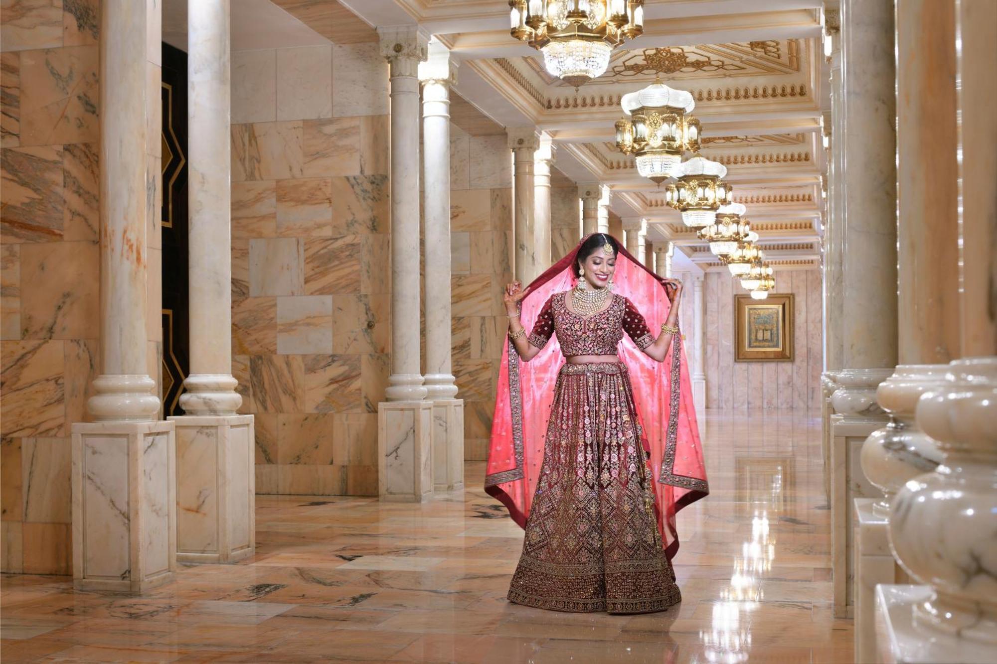 Intercontinental Abu Dhabi By Ihg Hotel Exterior foto A woman in an embroidered anarkali suit