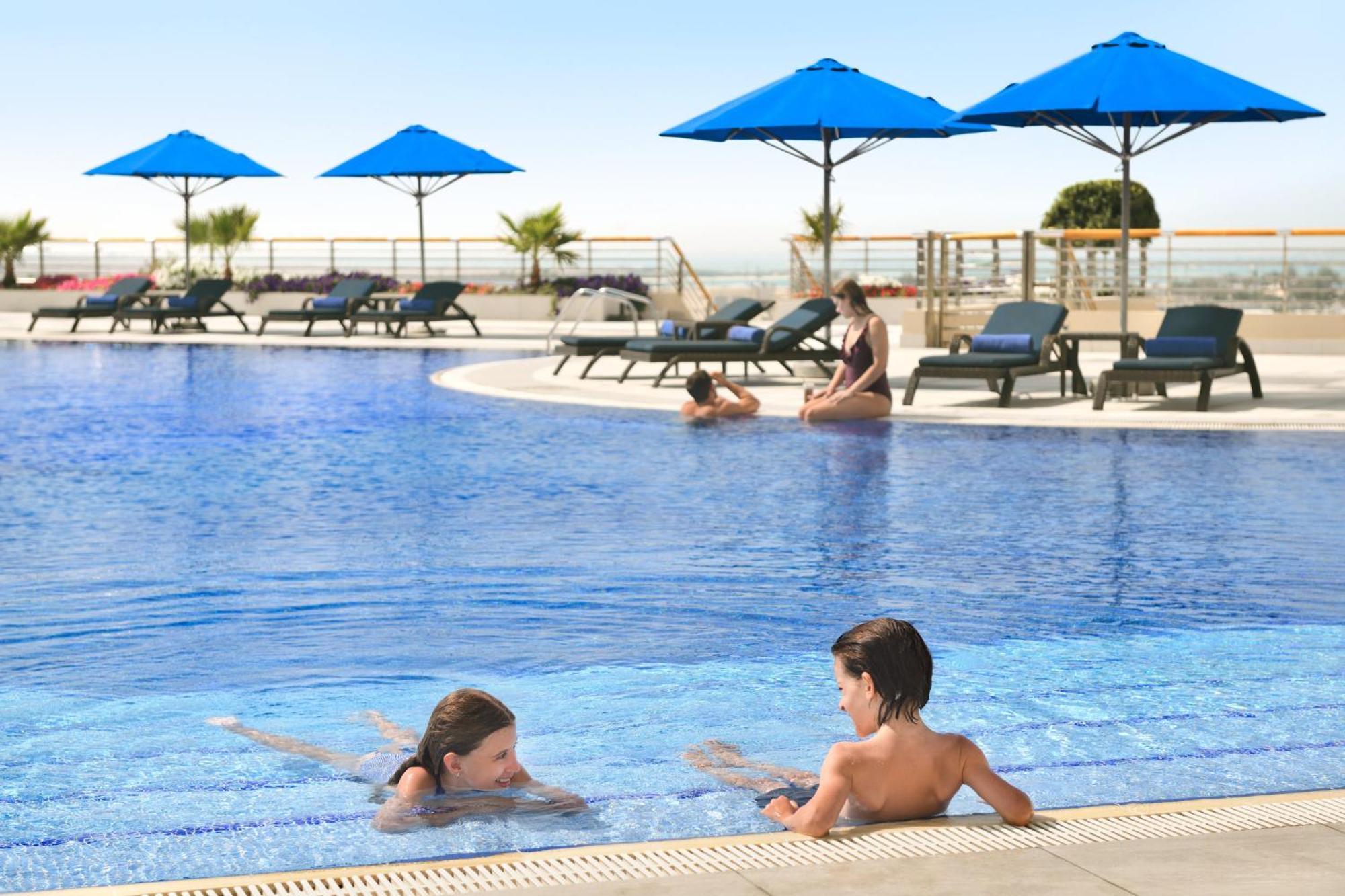 Intercontinental Abu Dhabi By Ihg Hotel Exterior foto The swimming pool at the hotel