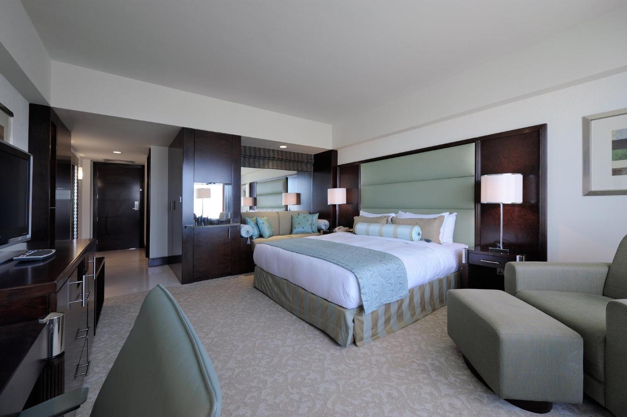 Intercontinental Abu Dhabi By Ihg Hotel Exterior foto A room at the hotel