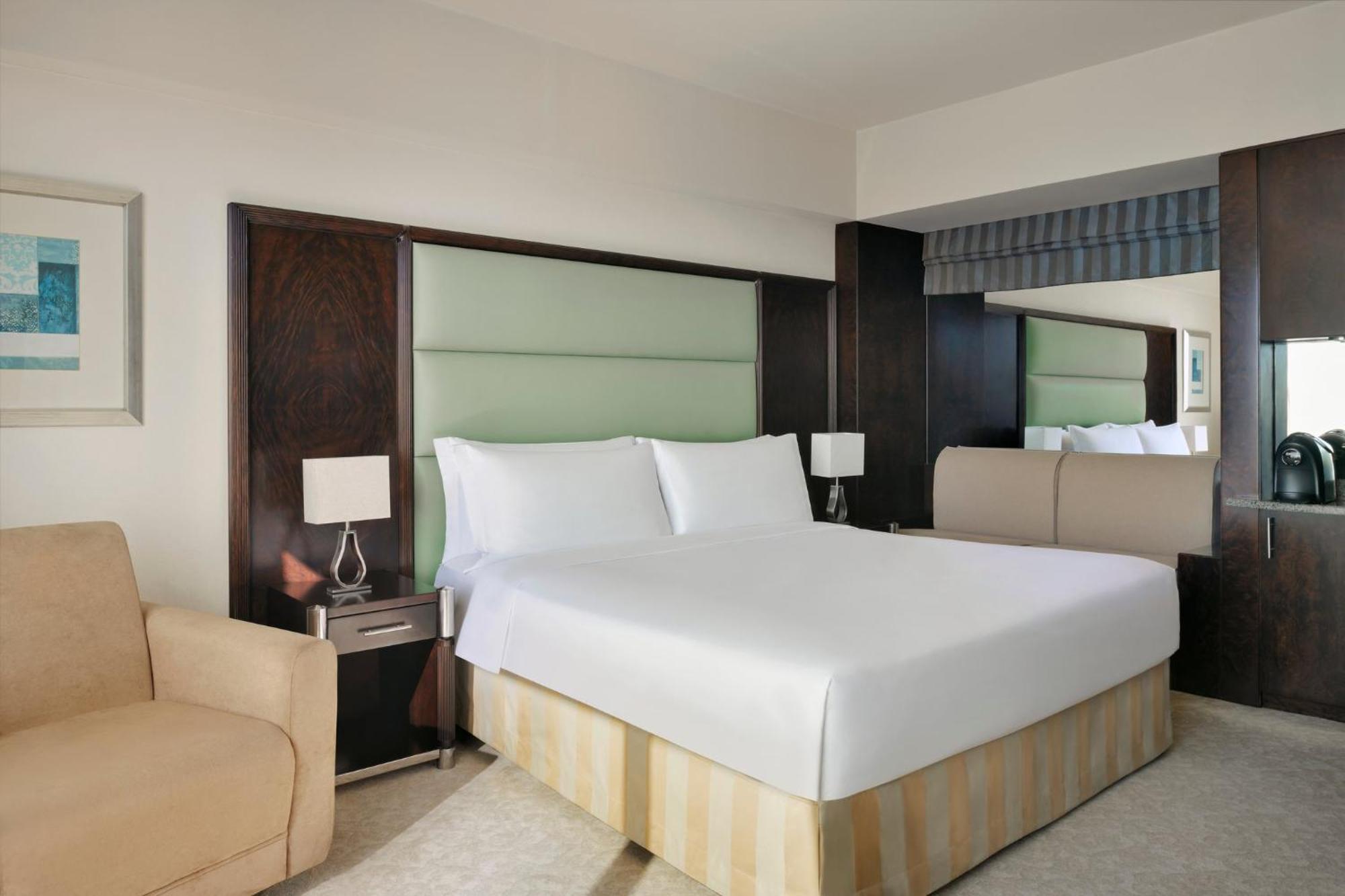 Intercontinental Abu Dhabi By Ihg Hotel Exterior foto A bedroom at the Holiday Inn
