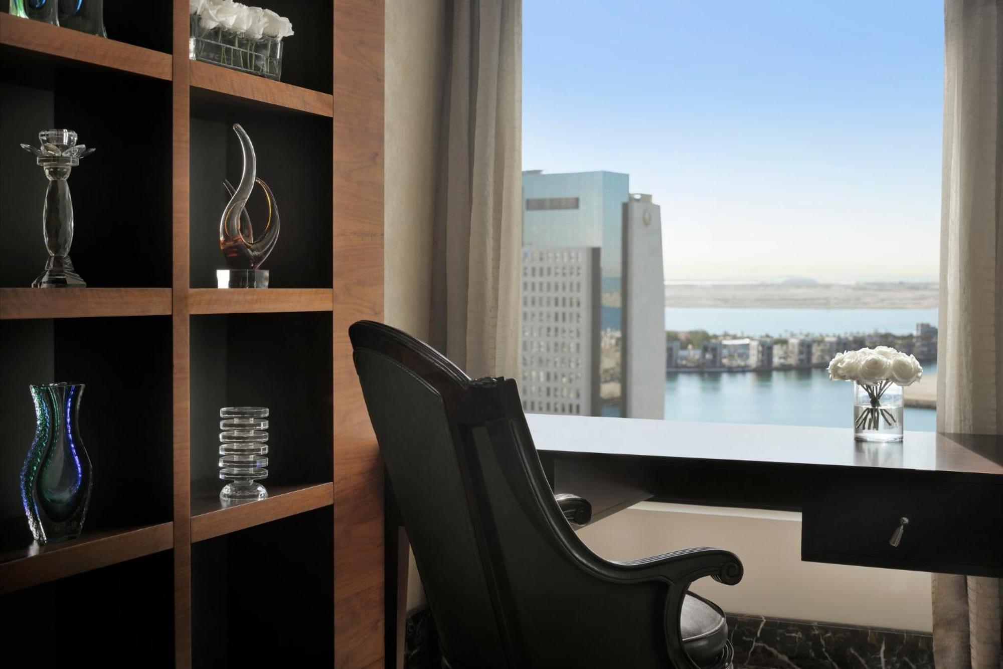 Intercontinental Abu Dhabi By Ihg Hotel Exterior foto A view of the San Diego skyline from a suite at the hotel