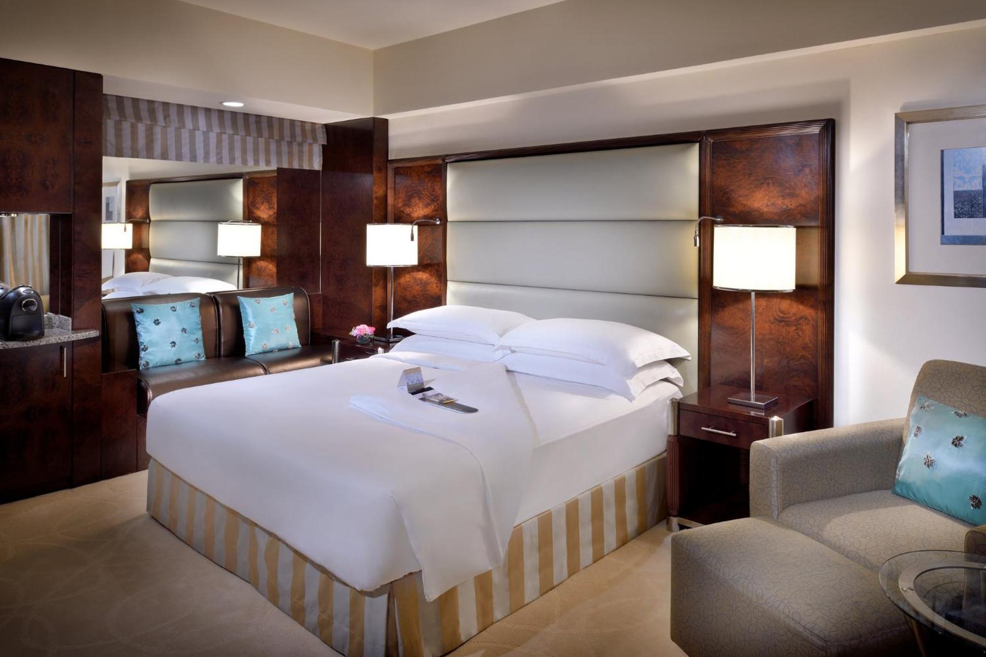 Intercontinental Abu Dhabi By Ihg Hotel Exterior foto A bedroom at the Conrad Dubai