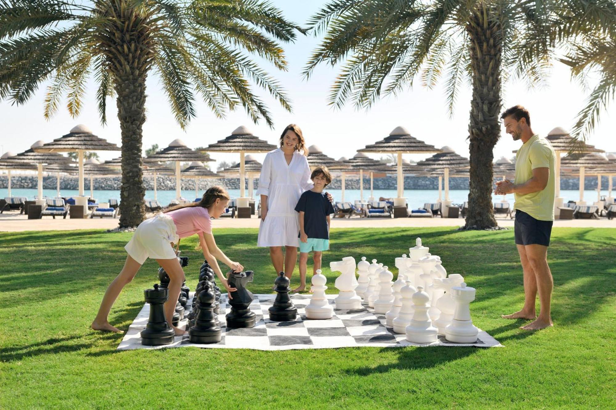 Intercontinental Abu Dhabi By Ihg Hotel Exterior foto Family playing giant chess