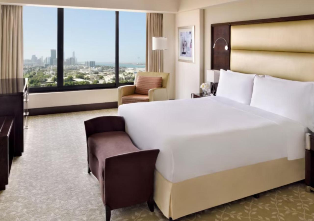 Intercontinental Abu Dhabi By Ihg Hotel Exterior foto A bedroom at the JW Marriott Hotel Los Angeles